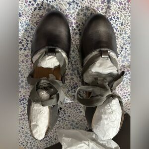 Vionic Kaitlyn Metallic Pewter 9 Tie up Wedge heel in box